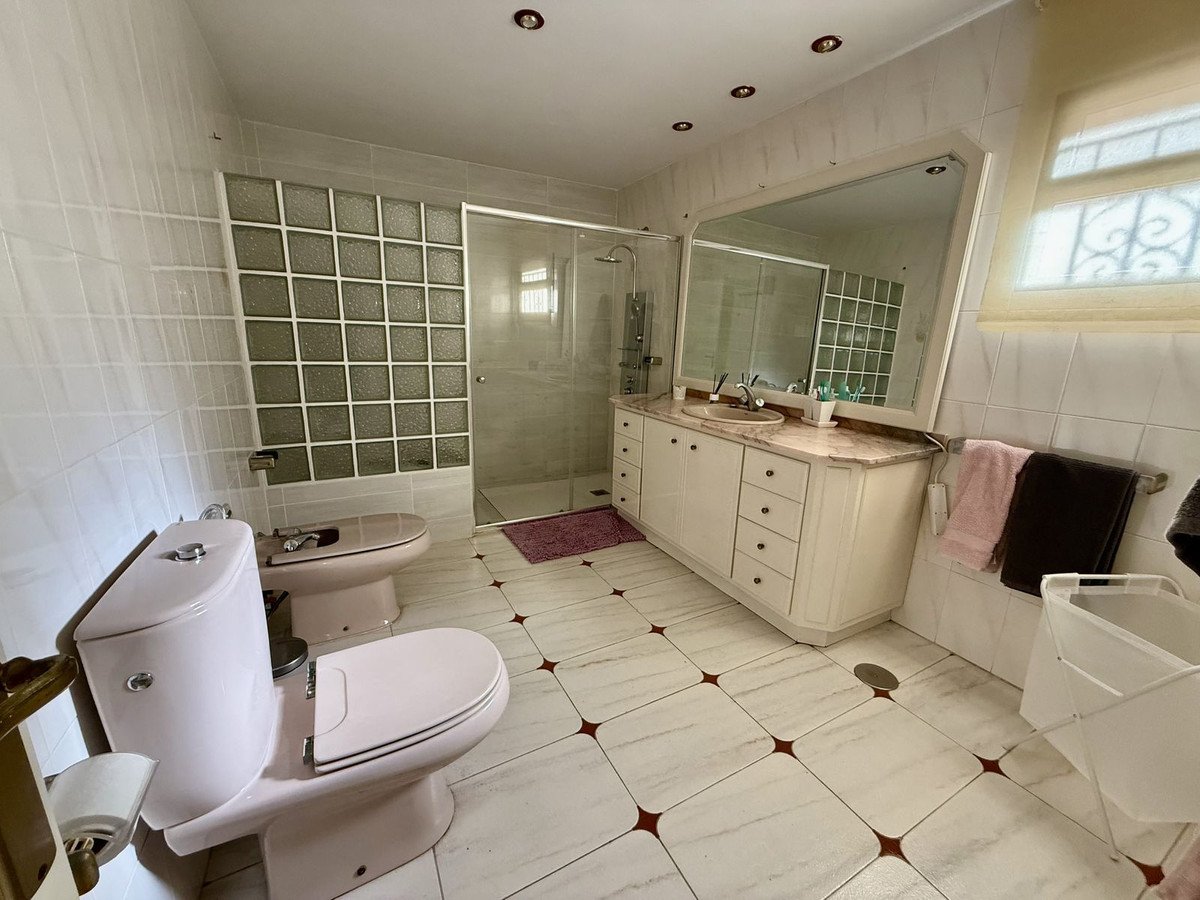 6 Bed Detached Villa in Calahonda