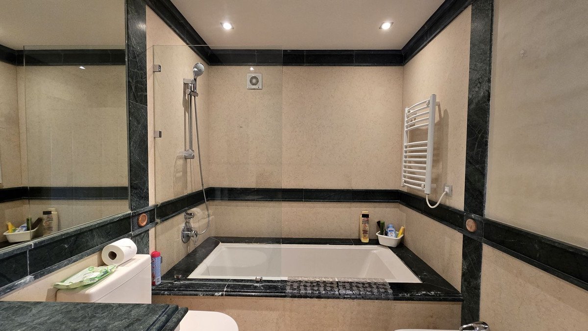 3 Bed Middle Floor Apartment in Estepona
