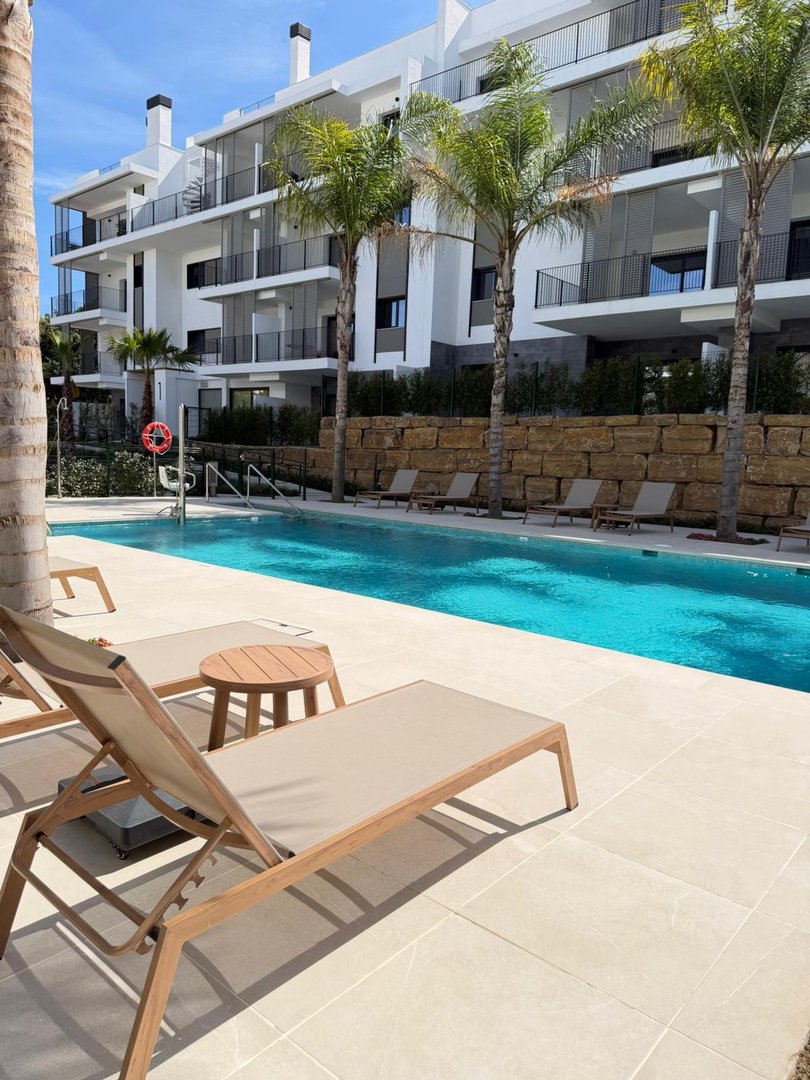 2 Bed Middle Floor Apartment in Estepona