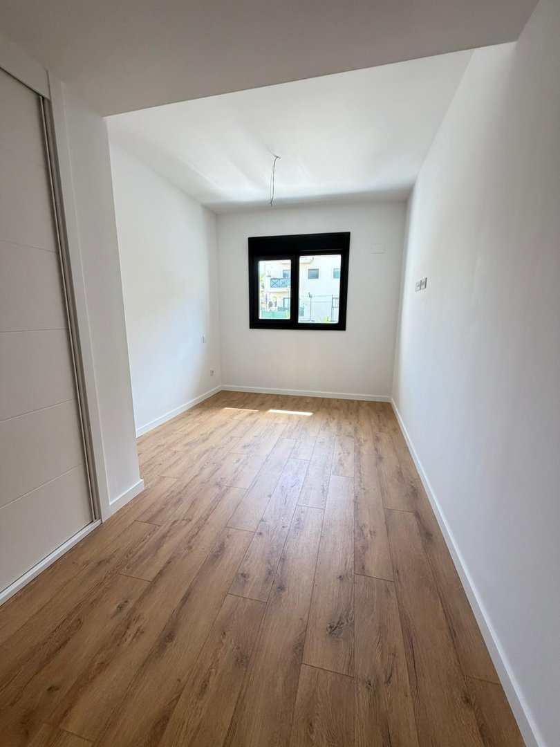 2 Bed Middle Floor Apartment in Estepona