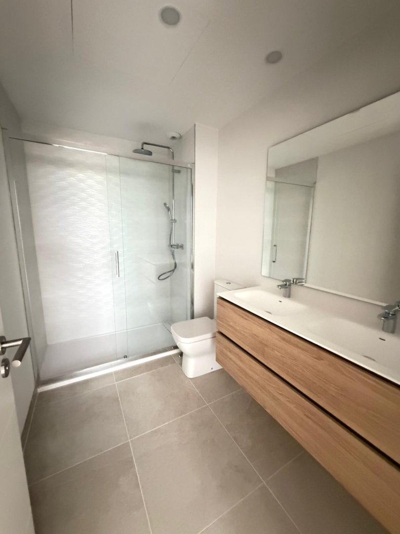 2 Bed Middle Floor Apartment in Estepona