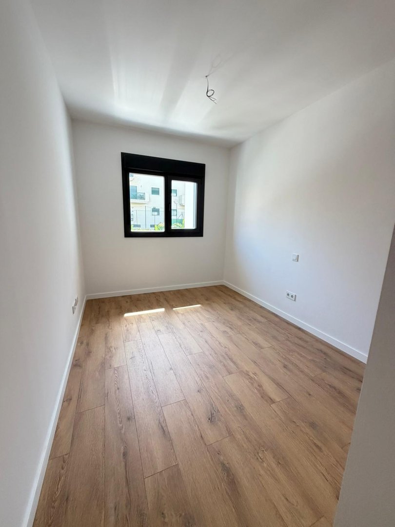 2 Bed Middle Floor Apartment in Estepona