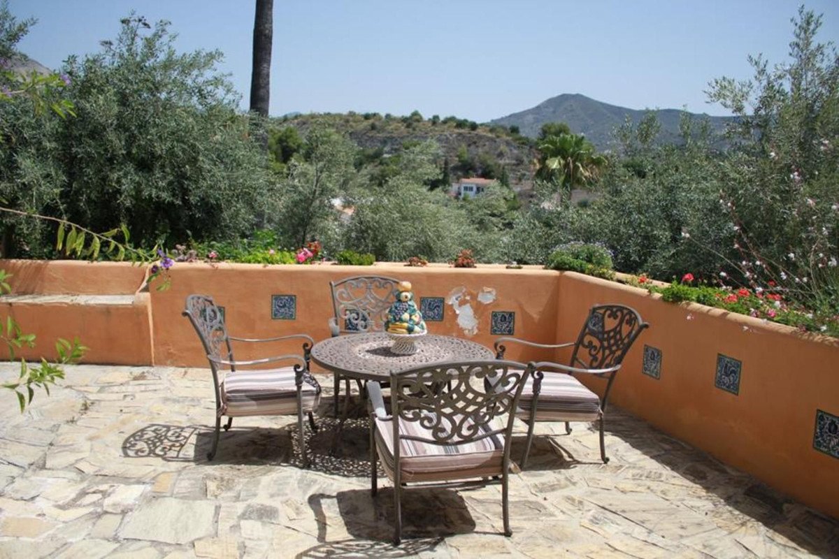 4 Bed Detached Villa in La Herradura