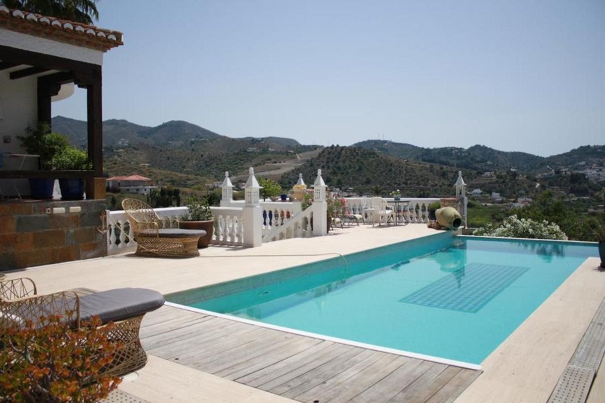 4 Bed Detached Villa in La Herradura