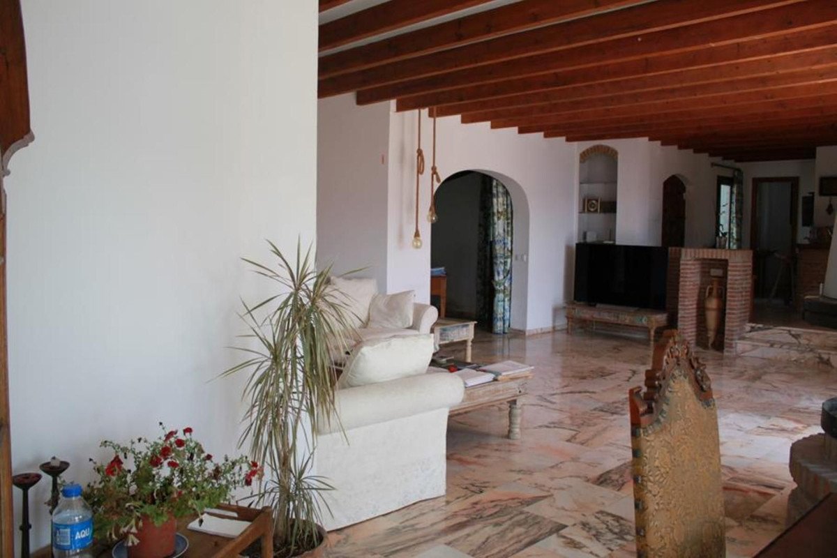 4 Bed Detached Villa in La Herradura