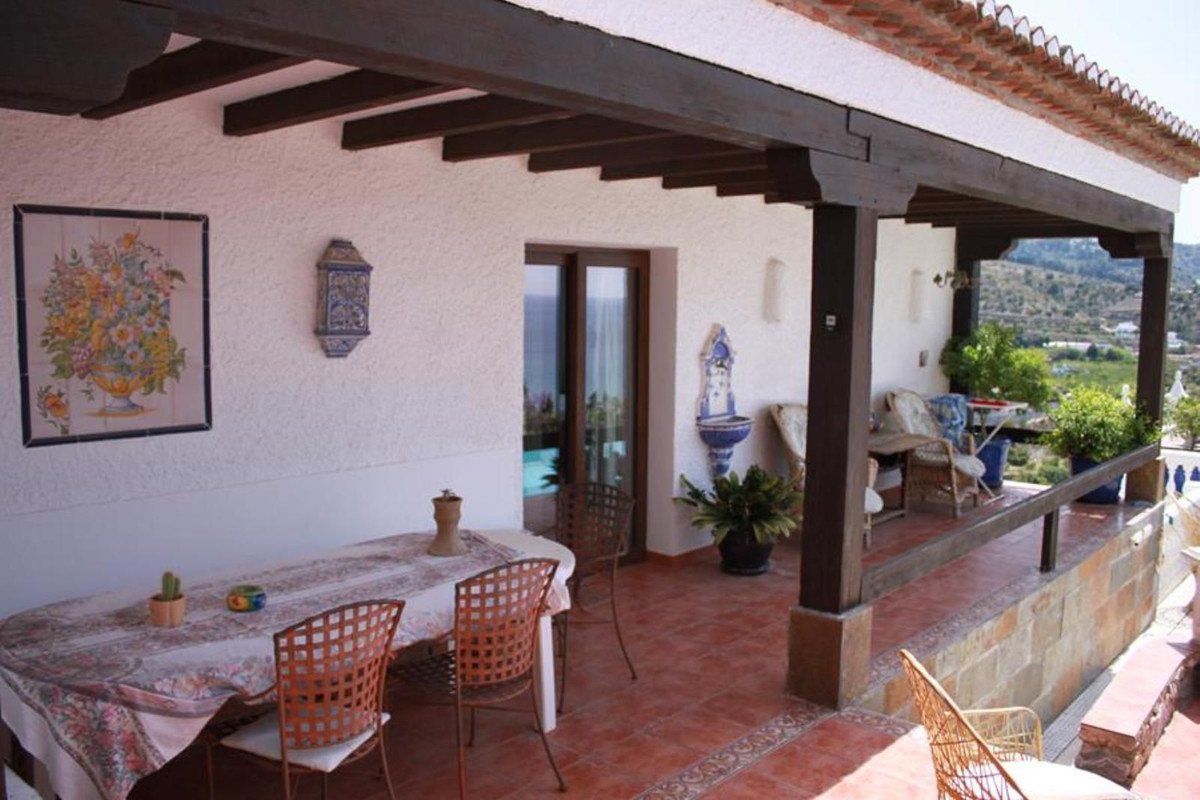4 Bed Detached Villa in La Herradura