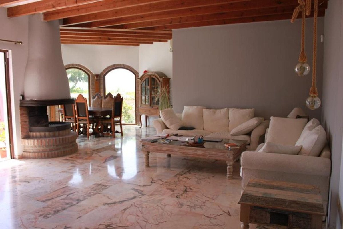4 Bed Detached Villa in La Herradura