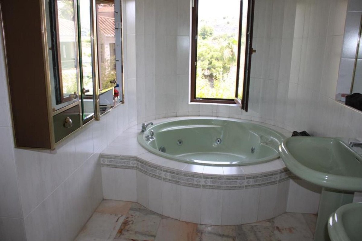 4 Bed Detached Villa in La Herradura