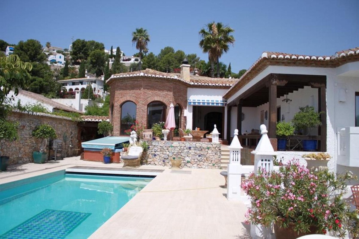 4 Bed Detached Villa in La Herradura