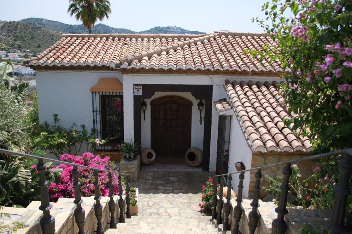 4 Bed Detached Villa in La Herradura