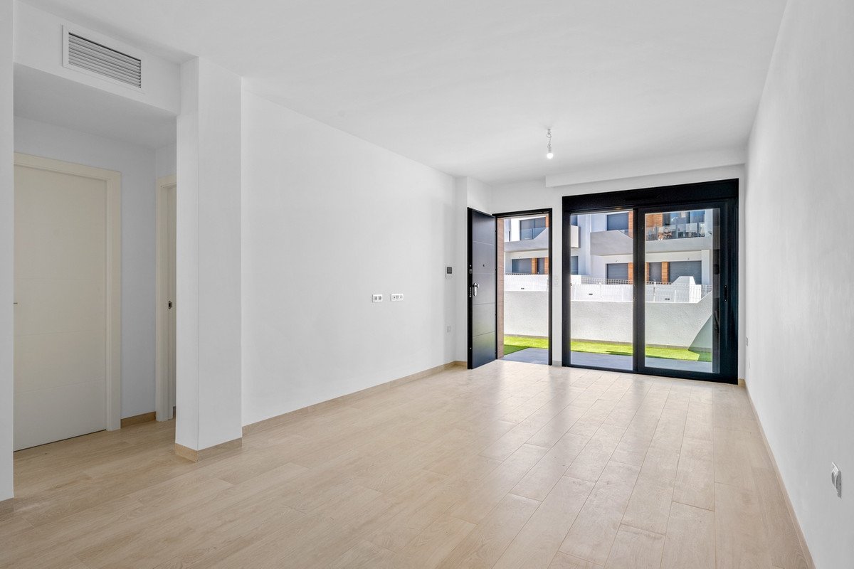 2 Bed Ground Floor Apartment in San Miguel