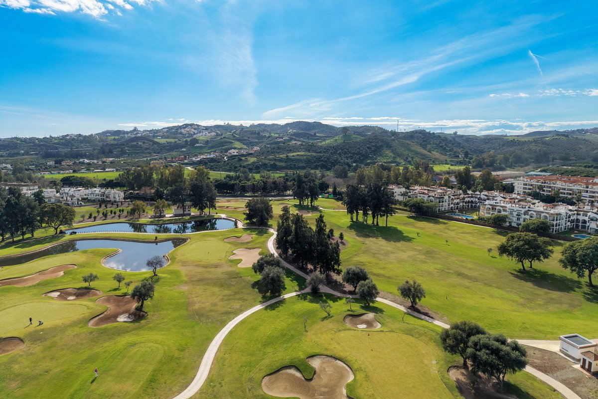 2 Bed Middle Floor Apartment in Mijas Golf