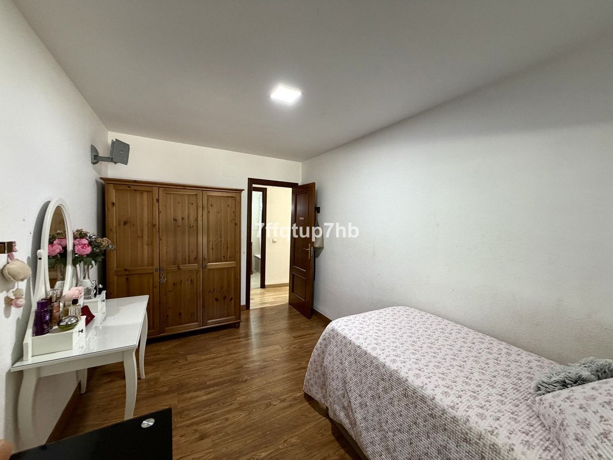 4 Bed Middle Floor Apartment in Estepona