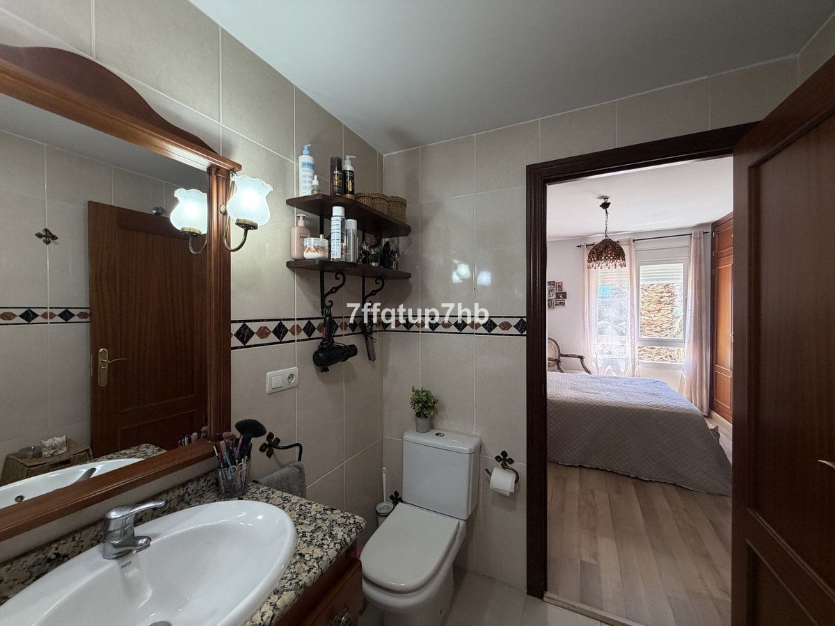 4 Bed Middle Floor Apartment in Estepona