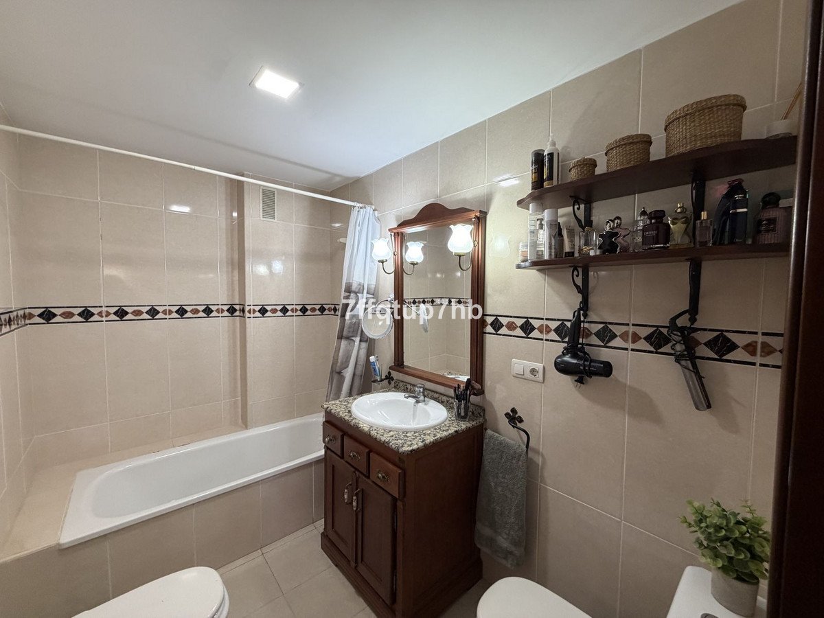4 Bed Middle Floor Apartment in Estepona