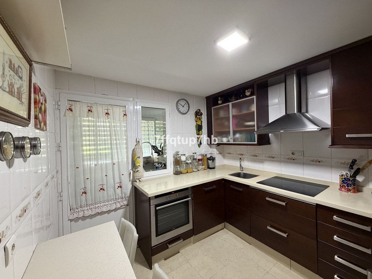 4 Bed Middle Floor Apartment in Estepona