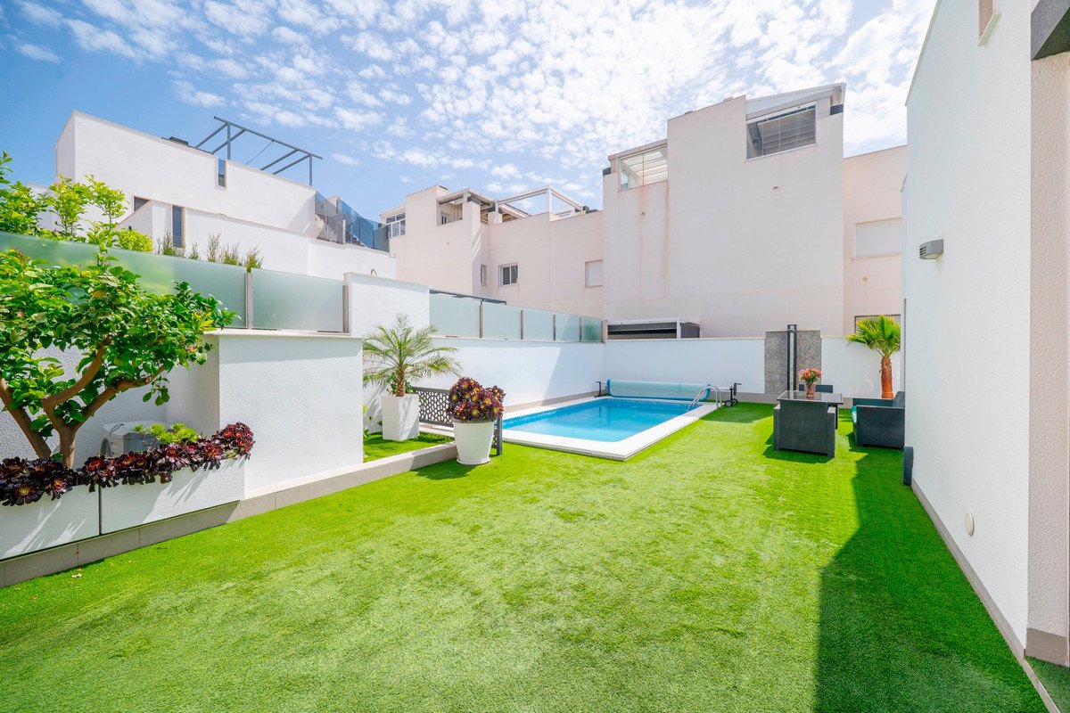 5 Bed Detached Villa in Torrevieja