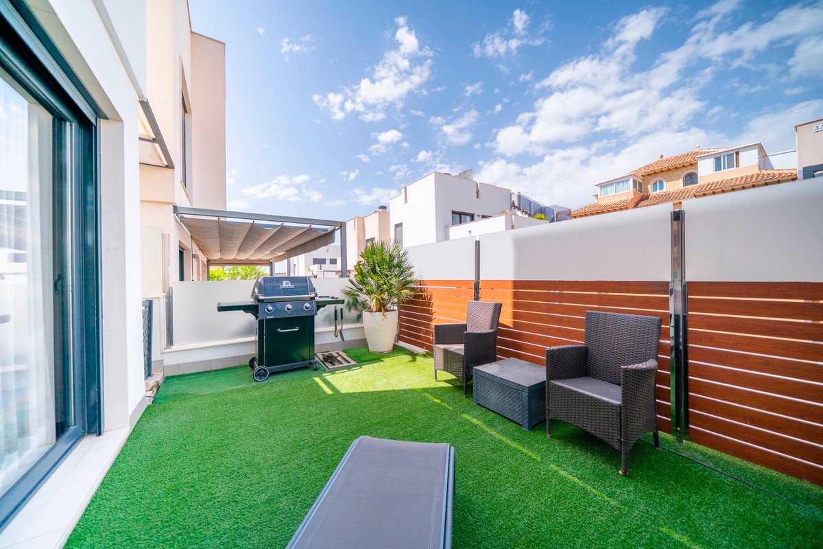 5 Bed Detached Villa in Torrevieja