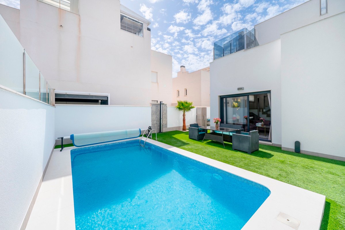 5 Bed Detached Villa in Torrevieja