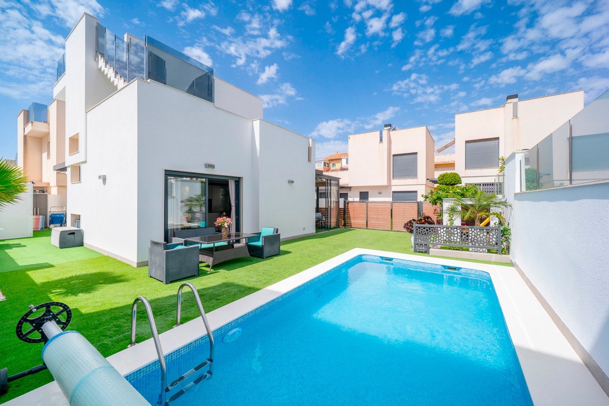5 Bed Detached Villa in Torrevieja