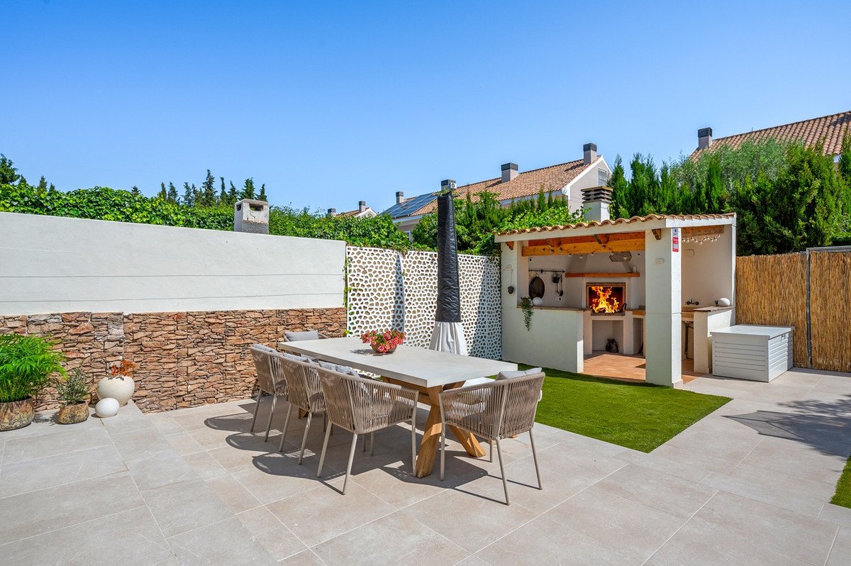 4 Bed Townhouse in Alicante