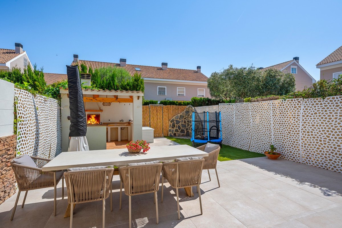 4 Bed Townhouse in Alicante