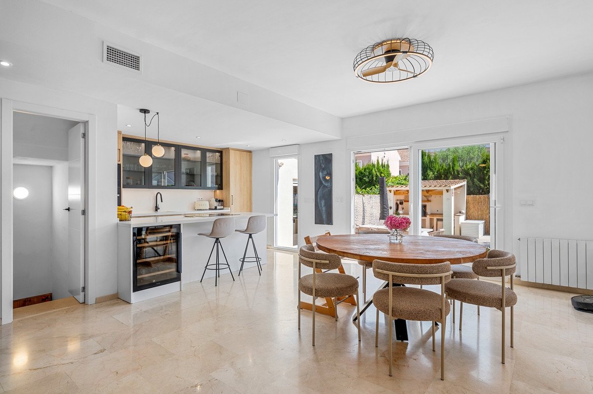 4 Bed Townhouse in Alicante