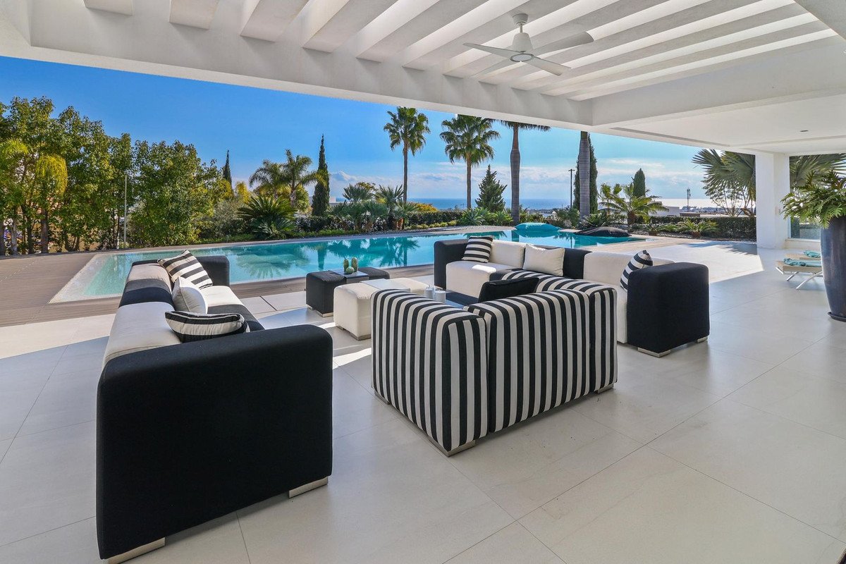 6 Bed Detached Villa in Los Flamingos