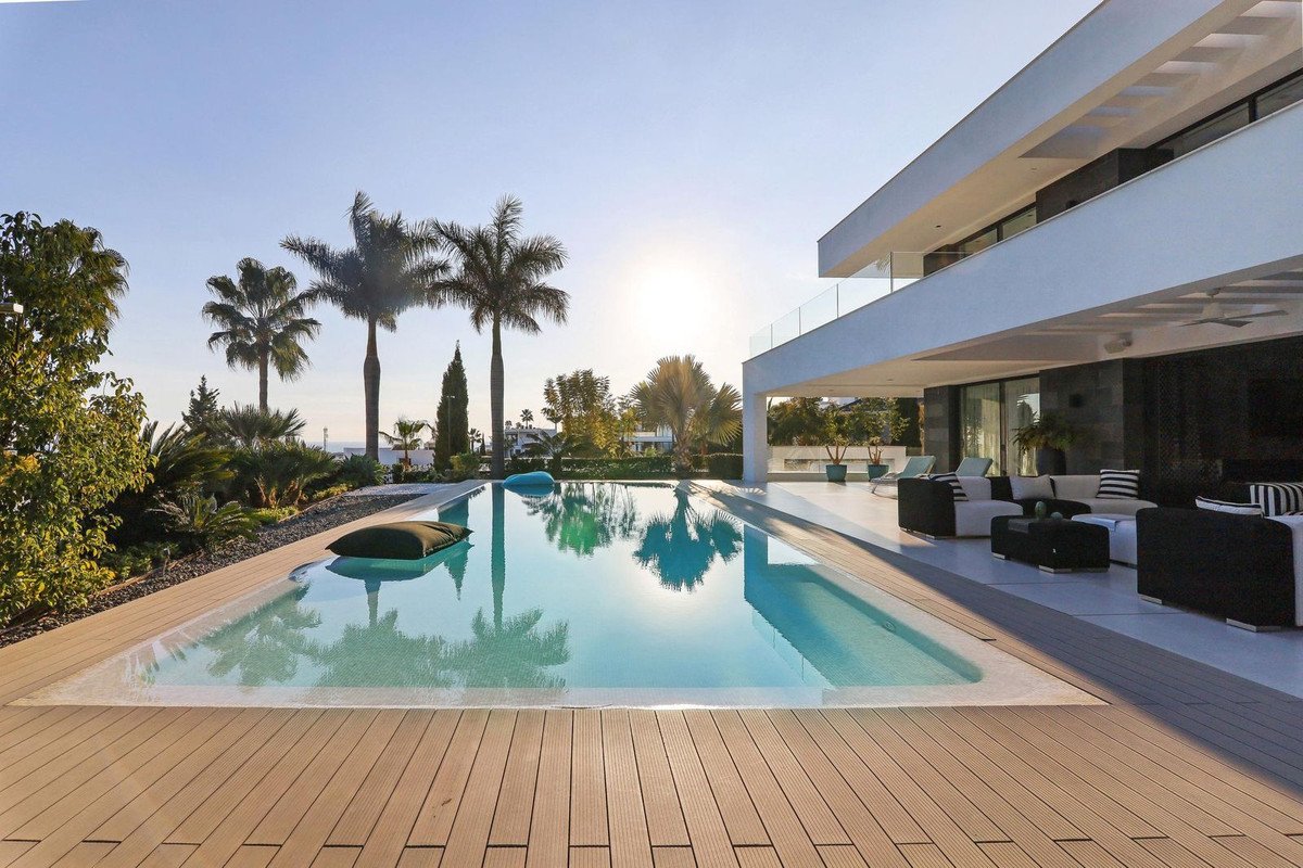 6 Bed Detached Villa in Los Flamingos