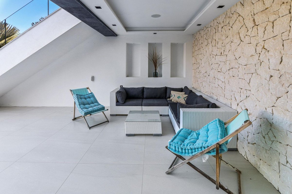 6 Bed Detached Villa in Los Flamingos