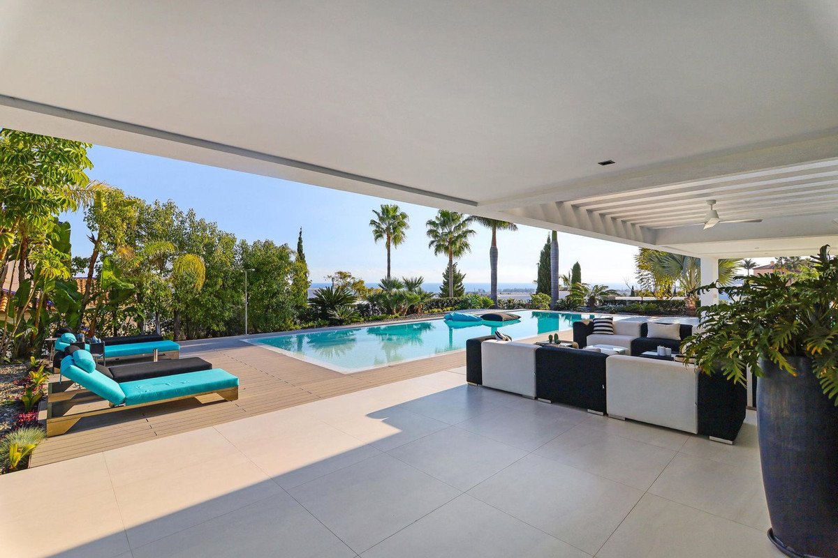 6 Bed Detached Villa in Los Flamingos