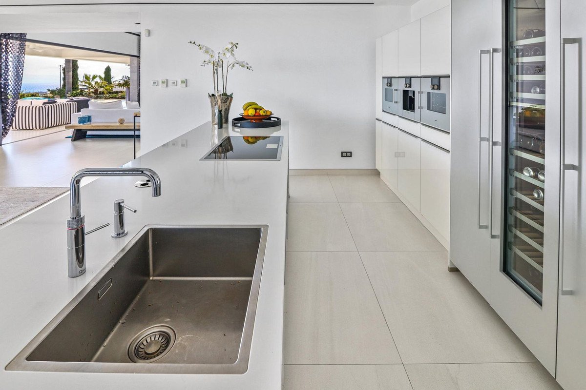 6 Bed Detached Villa in Los Flamingos