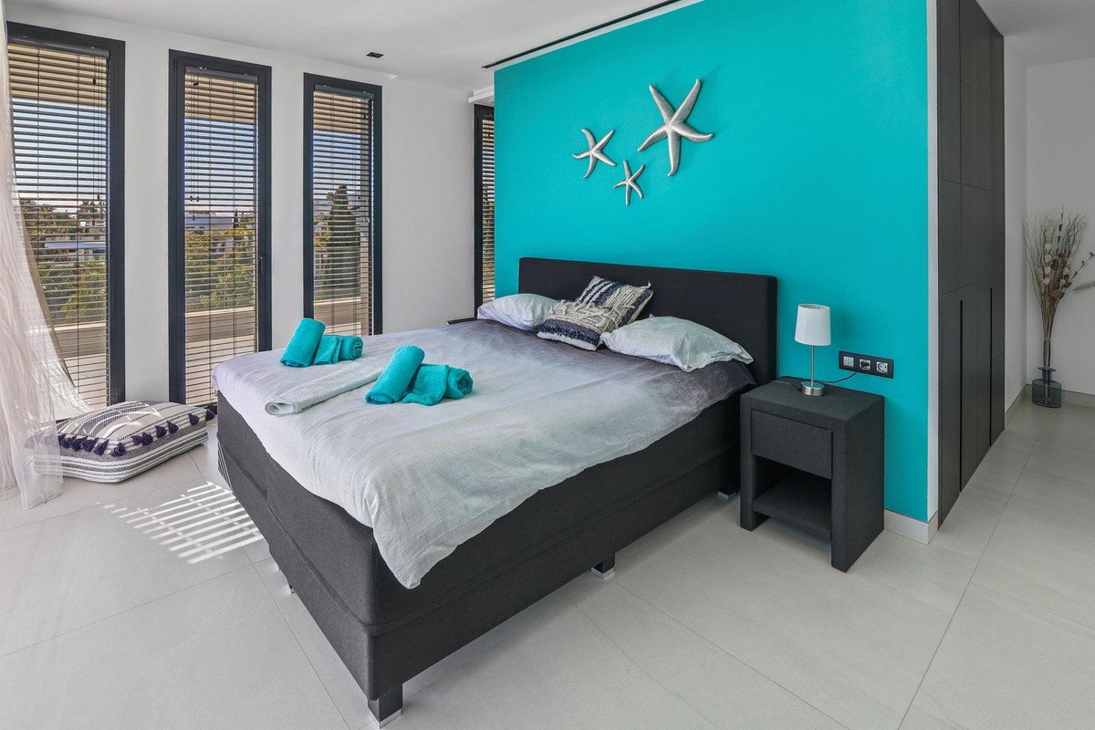 6 Bed Detached Villa in Los Flamingos