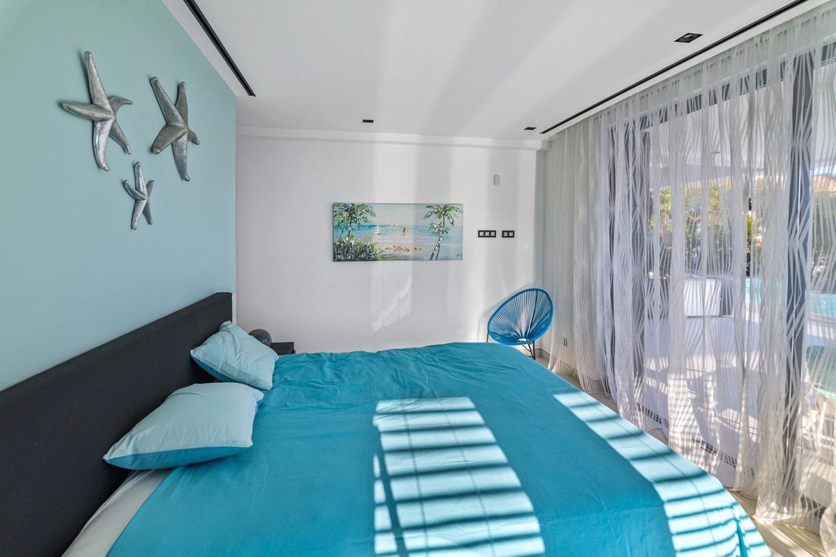 6 Bed Detached Villa in Los Flamingos