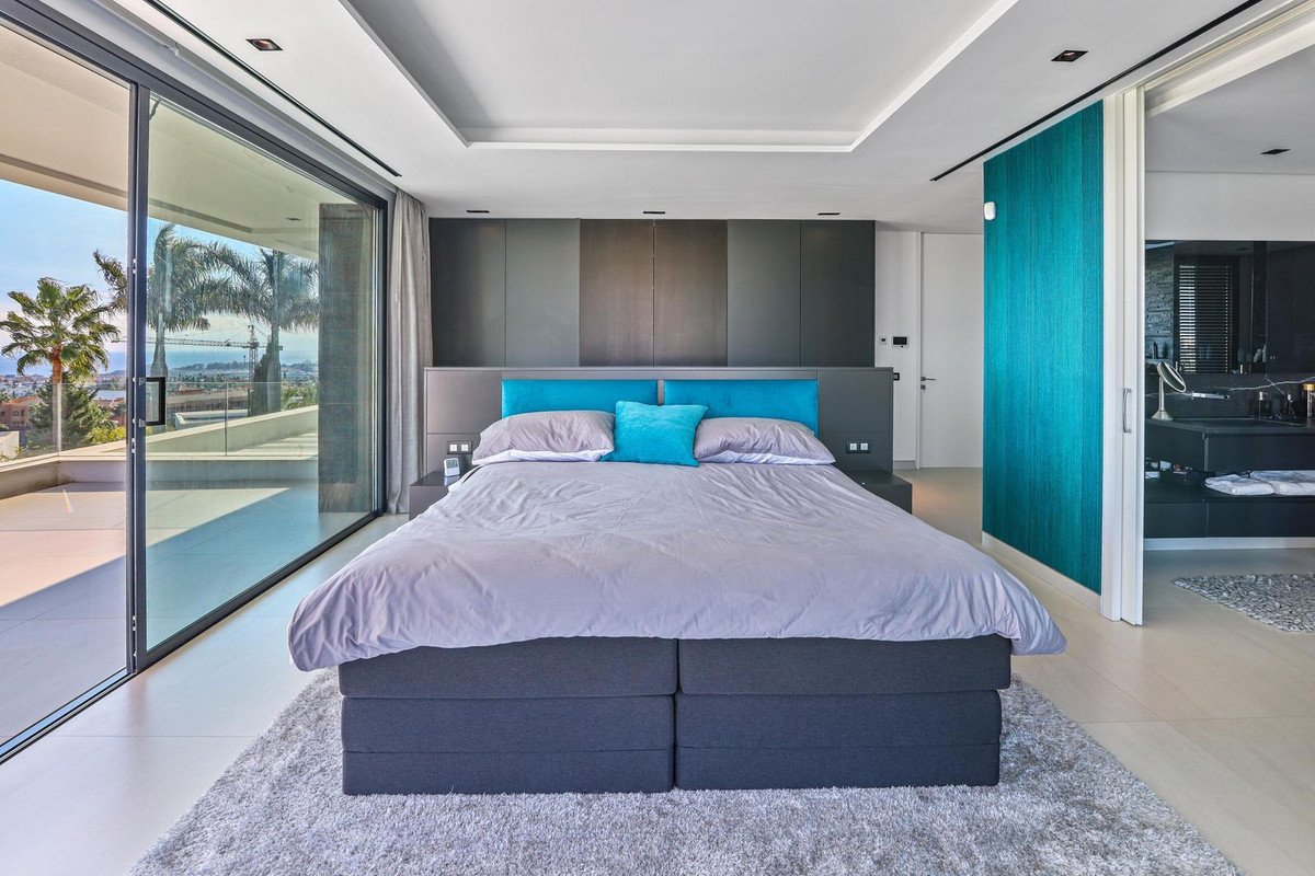 6 Bed Detached Villa in Los Flamingos