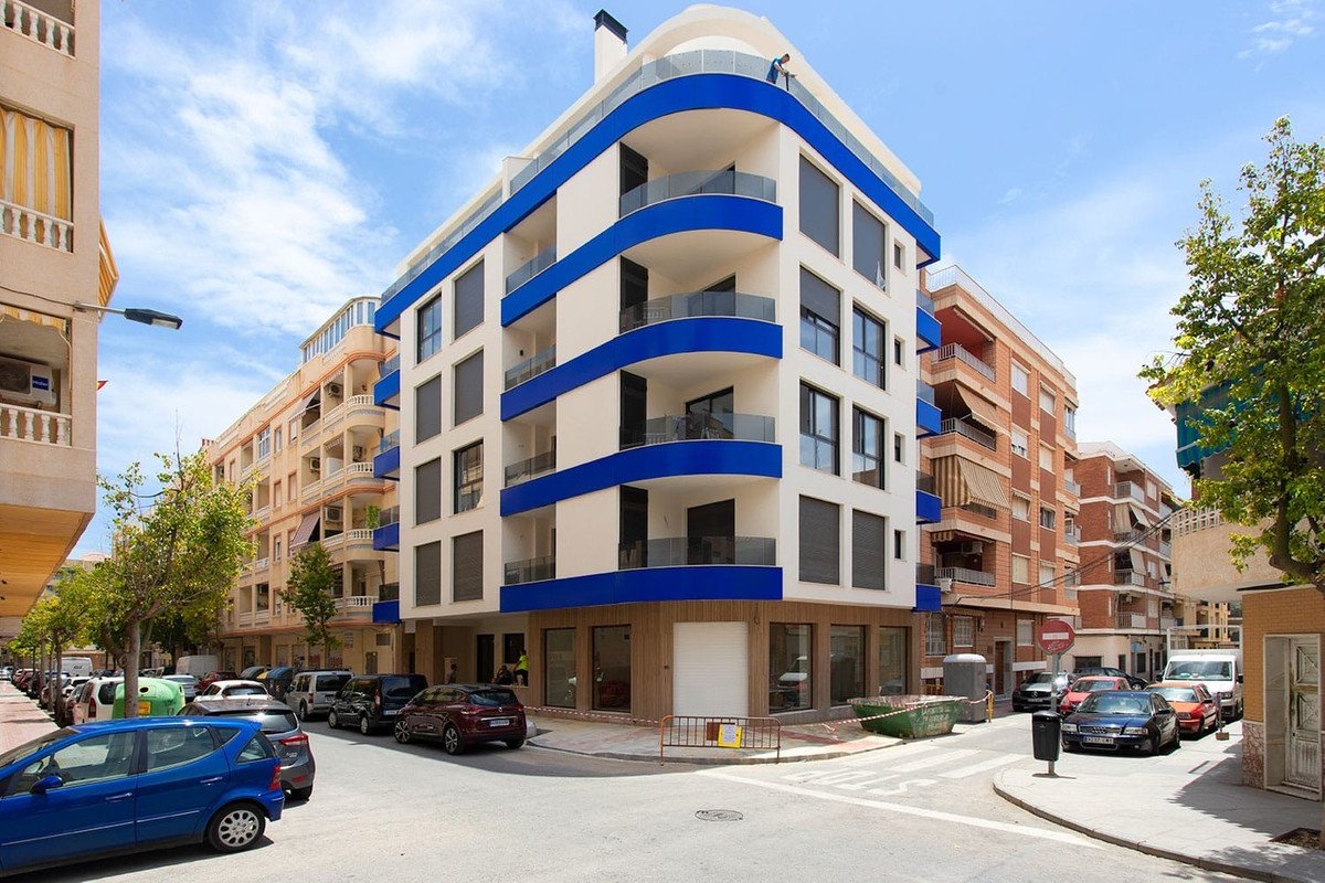 2 Bed Middle Floor Apartment in Torrevieja