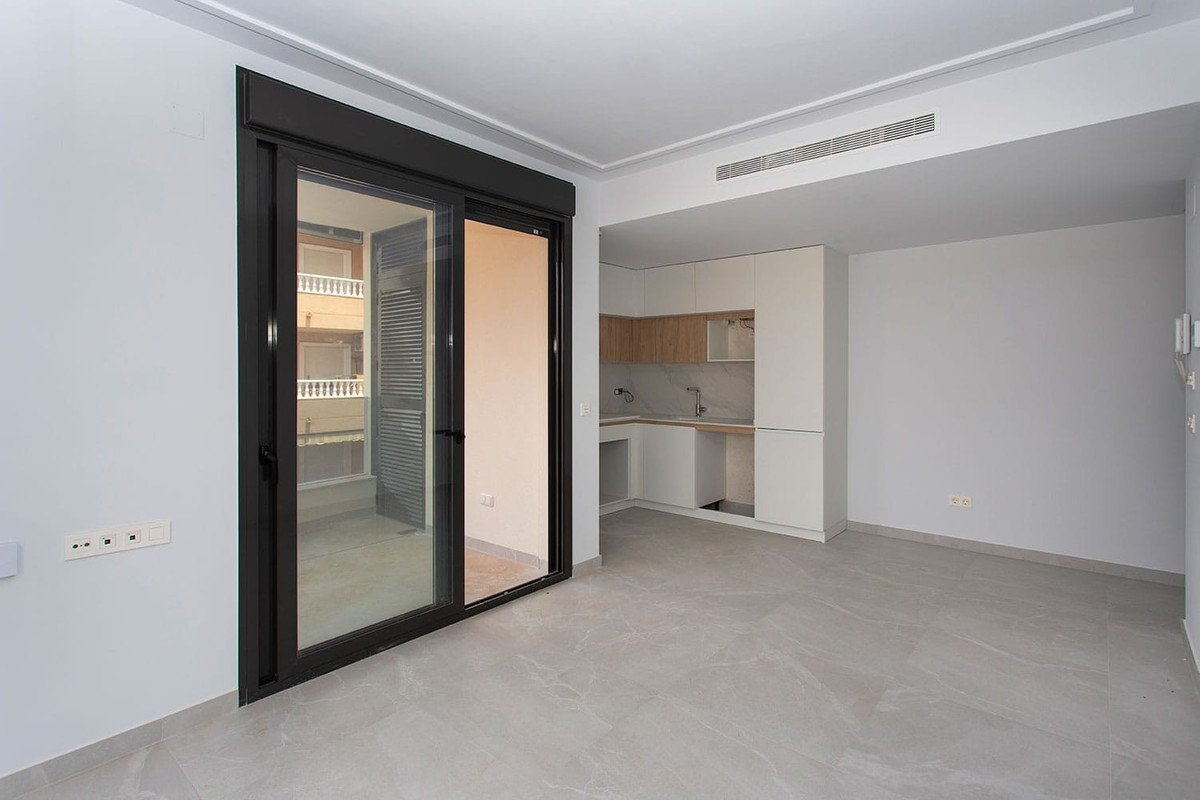 2 Bed Middle Floor Apartment in Torrevieja