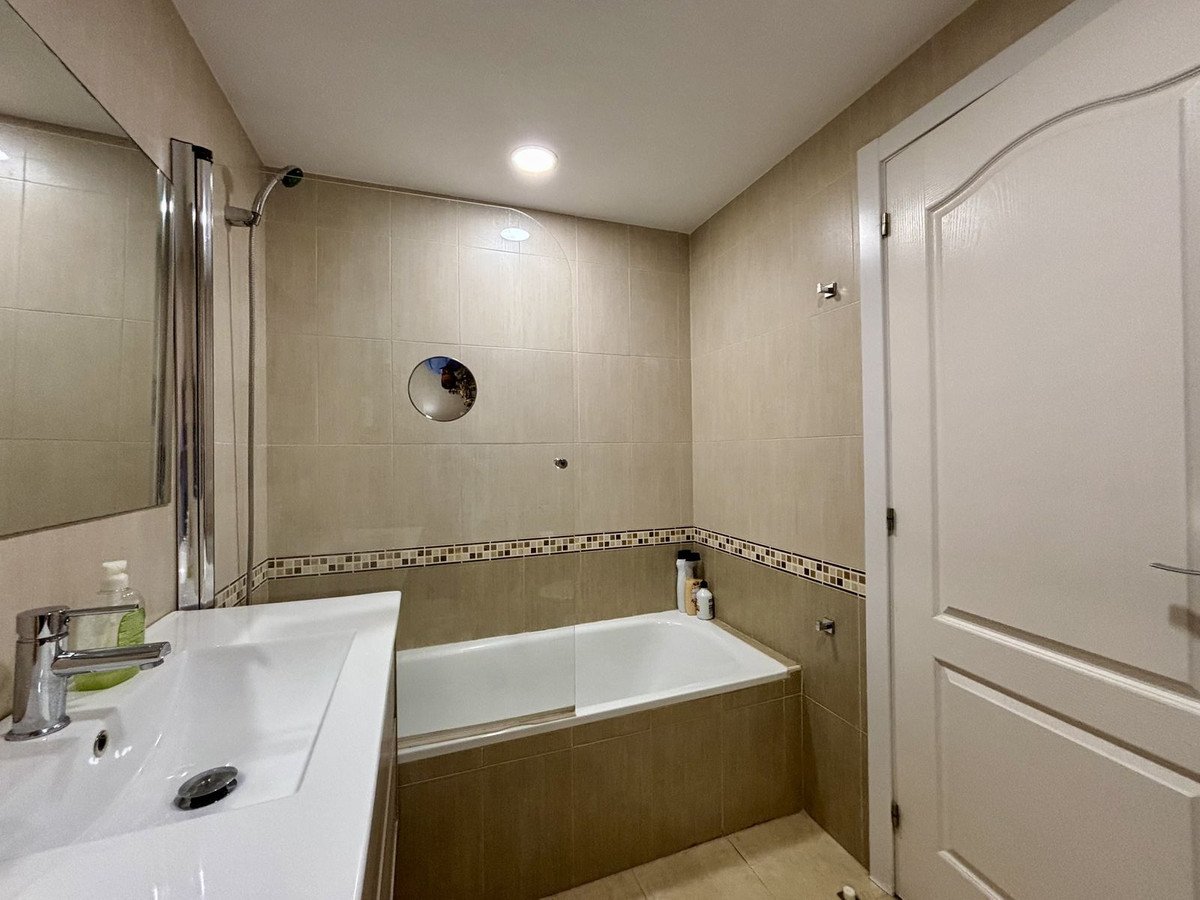 2 Bed Middle Floor Apartment in Rincón de la Victoria