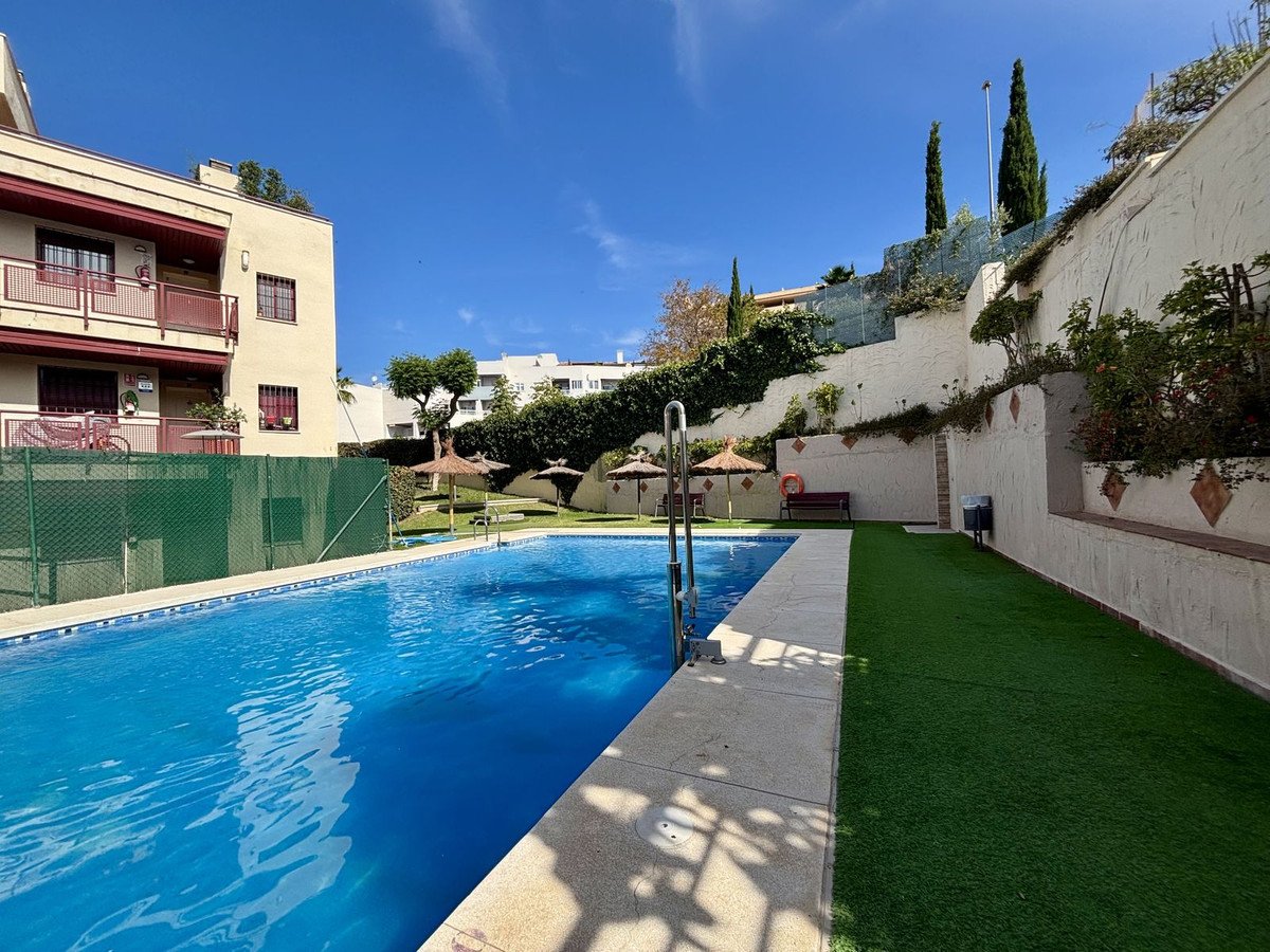 2 Bed Middle Floor Apartment in Rincón de la Victoria