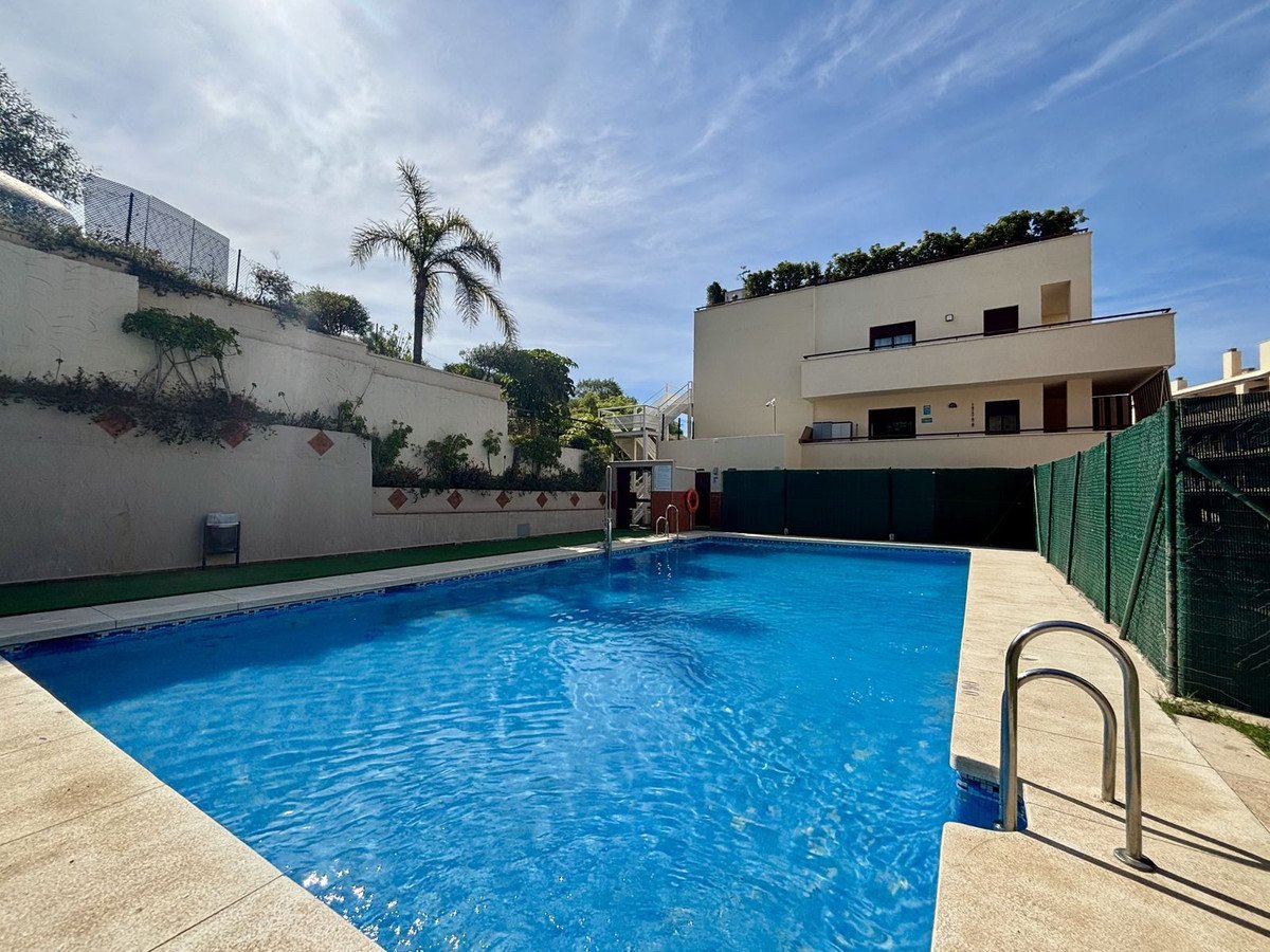 2 Bed Middle Floor Apartment in Rincón de la Victoria