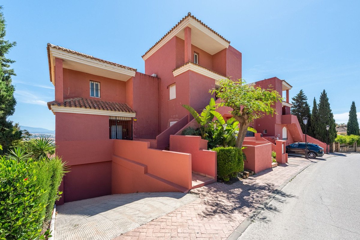 2 Bed Middle Floor Apartment in La Duquesa