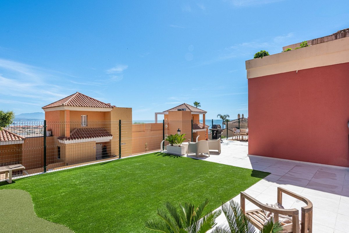 2 Bed Middle Floor Apartment in La Duquesa