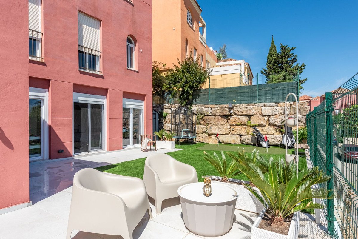 2 Bed Middle Floor Apartment in La Duquesa