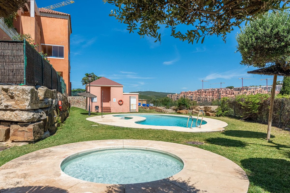 2 Bed Middle Floor Apartment in La Duquesa