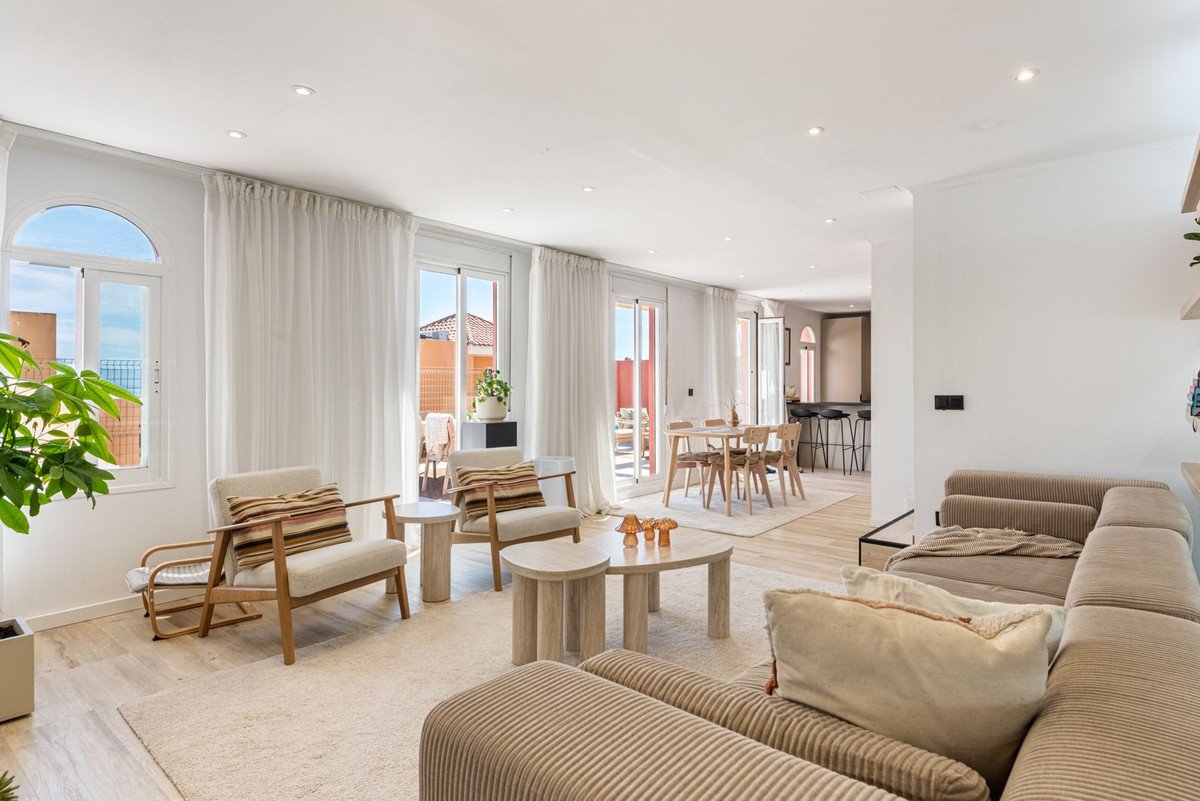 2 Bed Middle Floor Apartment in La Duquesa