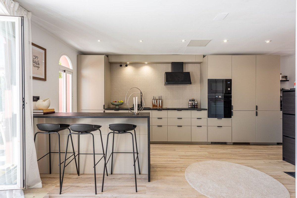 2 Bed Middle Floor Apartment in La Duquesa