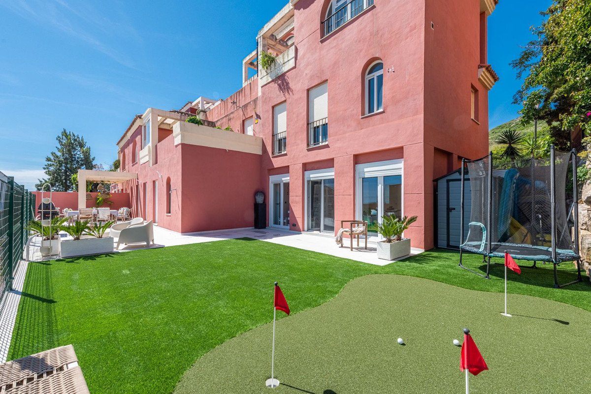 2 Bed Middle Floor Apartment in La Duquesa