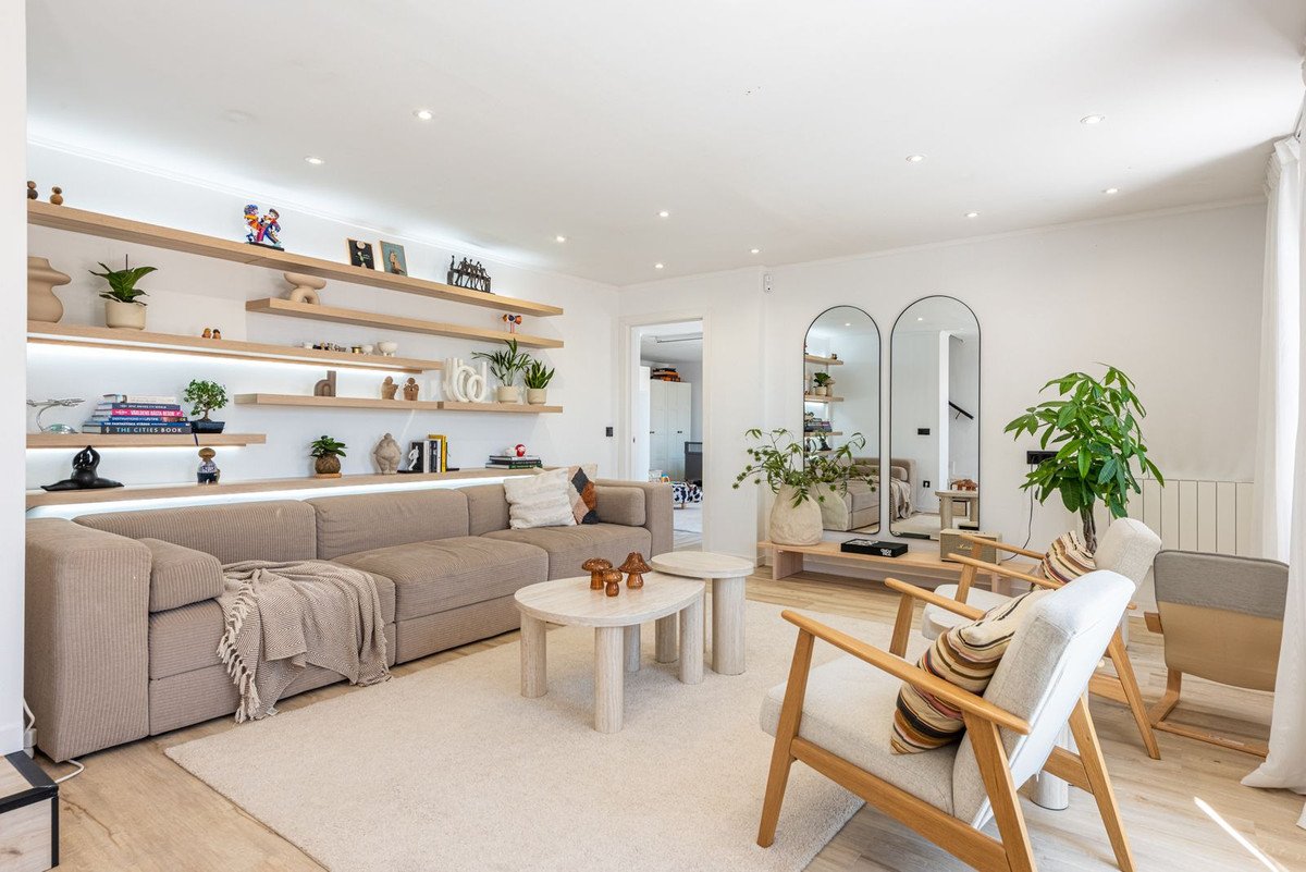 2 Bed Middle Floor Apartment in La Duquesa