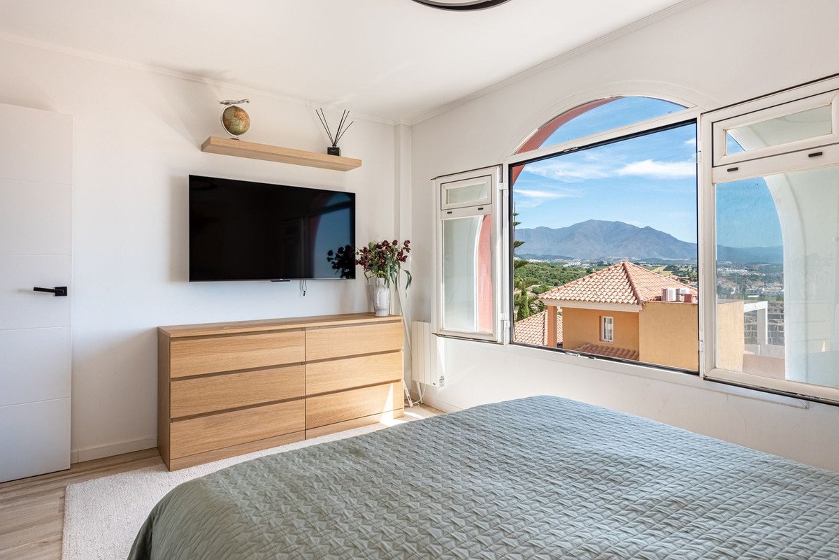 2 Bed Middle Floor Apartment in La Duquesa