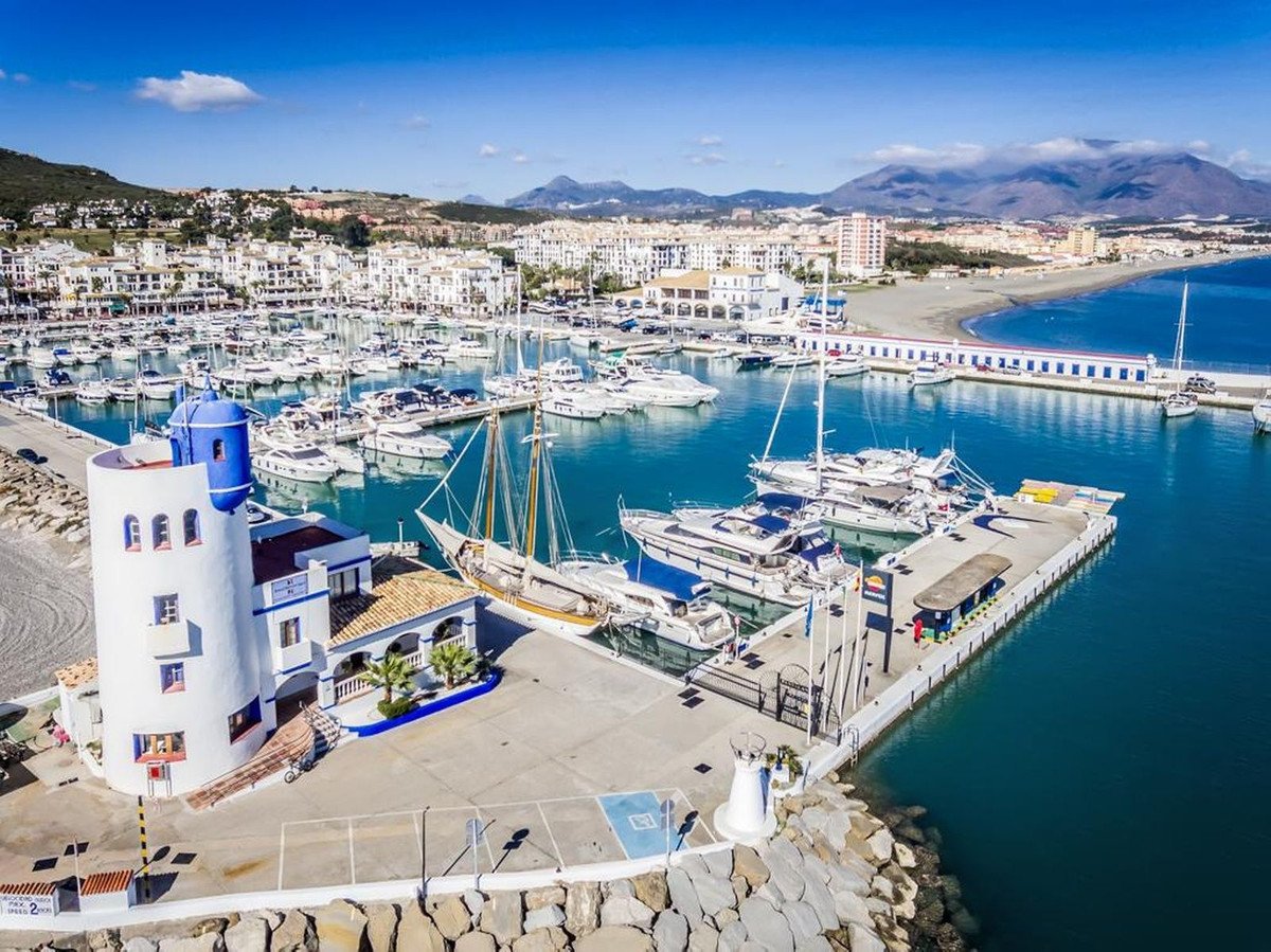 2 Bed Middle Floor Apartment in La Duquesa